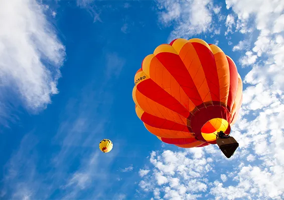 使用したい青空の写真に気球が映りこんでしまっている。