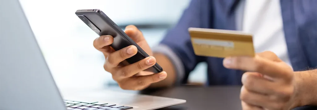 お金とPCが並んでいるイメージ