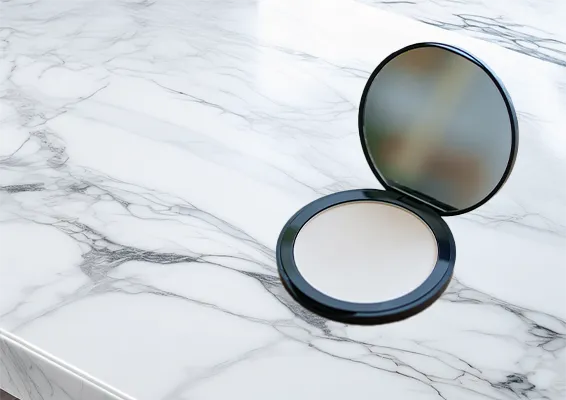 「背景を削除」を実行後、「背景を生成」で「モダンな大理石のテーブルの上」と指示。商品が自然な影と共に、新しい背景に配置されている。