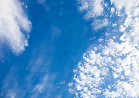 「コンテンツに応じた塗りつぶし」を実行。気球が消え、青空のテクスチャが自然に再現されている。