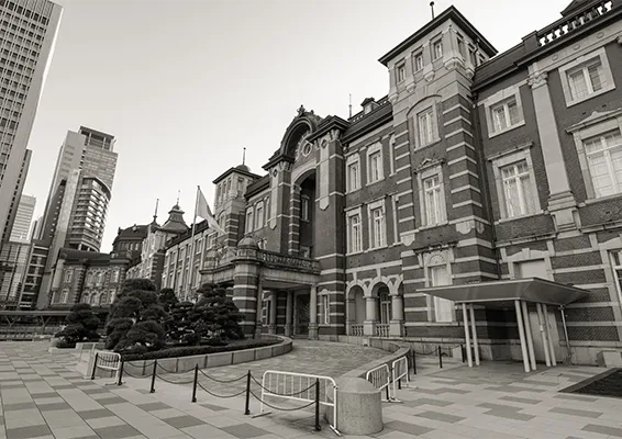 歴史的なモノクロの街並み写真。