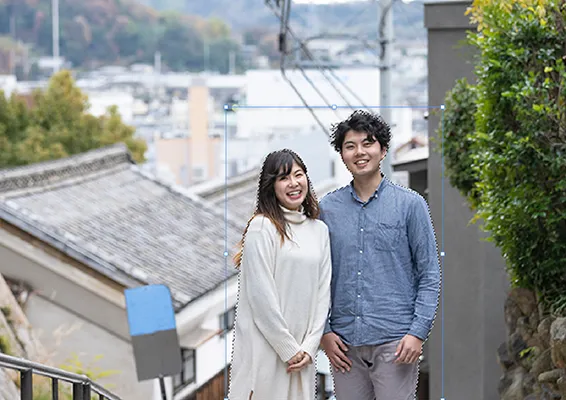 「被写体を選択」機能をクリック一発。髪の毛や服の輪郭に沿って、完璧な選択範囲が作成され、背景の切り抜き準備が整っている。