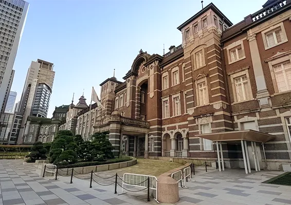 ニューラルフィルターの「カラー化」を適用。空は青く、建物はレンガ色に、木々は緑に、と非常に自然な色彩が再現されている。